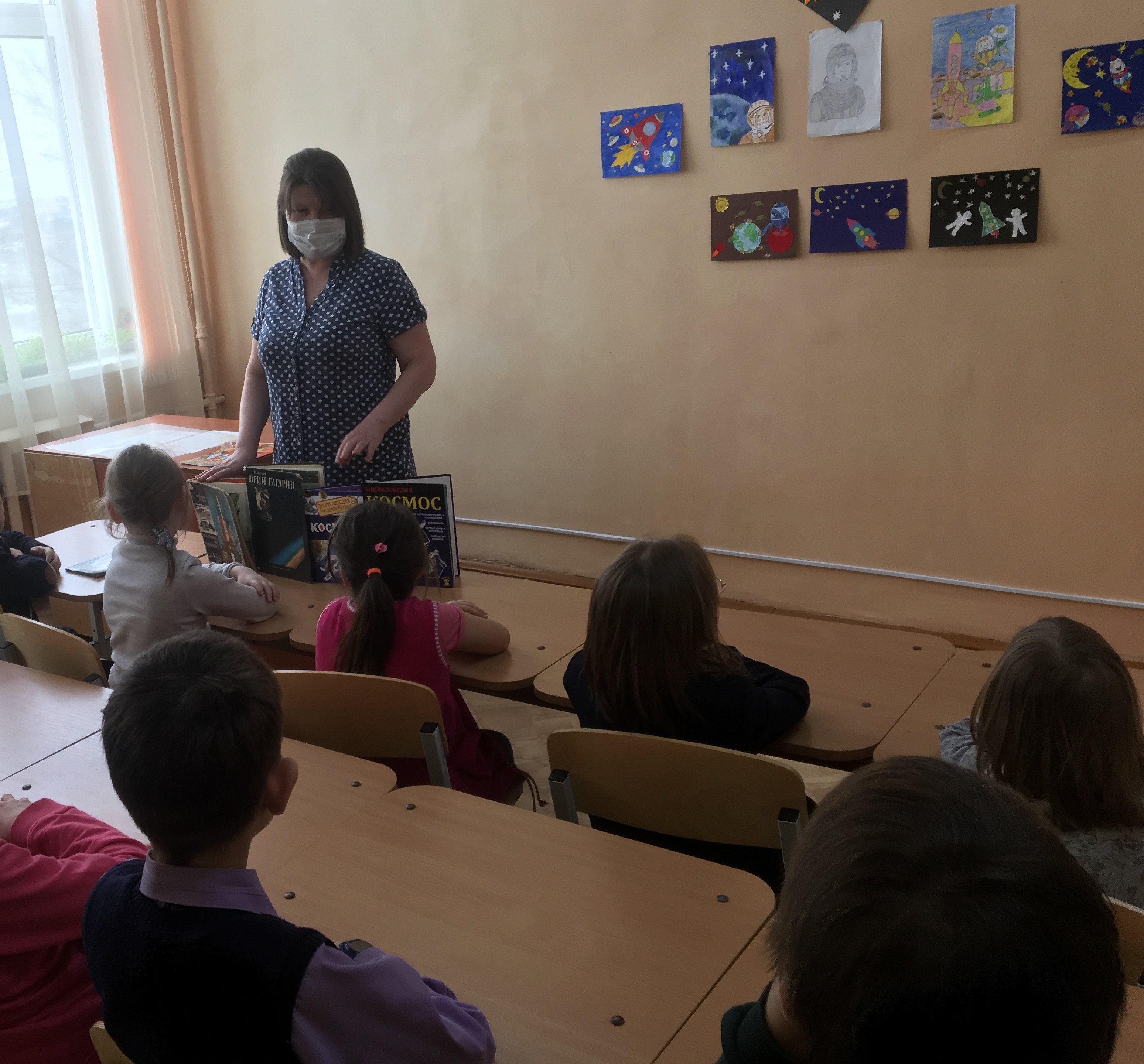 12.04.2021 Детский отдел с мероприятием о покорении космоса.