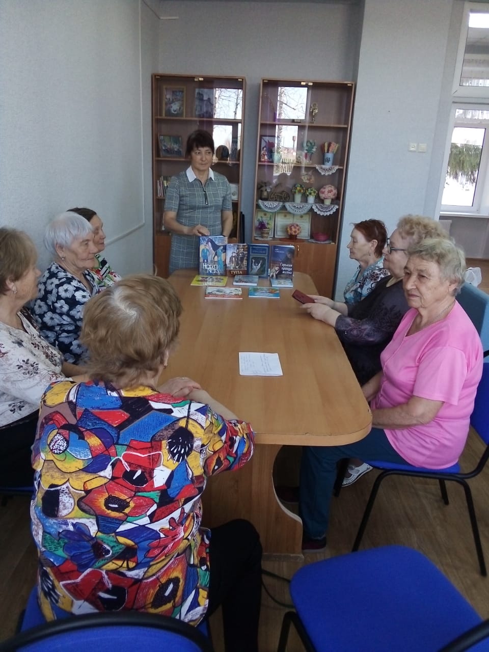 15.04.2021  Межпоселенческая библиотека с книжным обзором в Козловском КЦСОН  