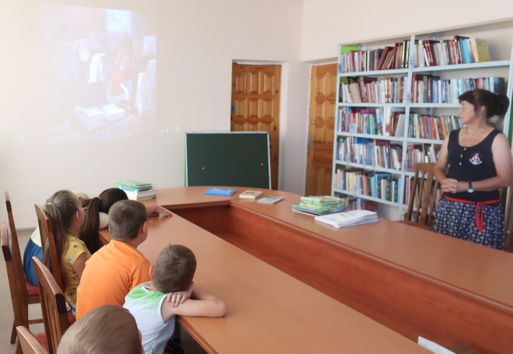 09.08.2021    Межпоселенческая библиотека рассказывает о первопечатнике на Руси