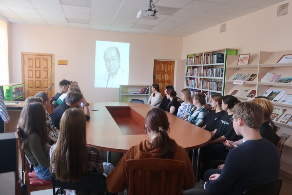 02.09.2021. Час искусства в межпоселенческой библиотеке, повещённый Евгению Леонову.