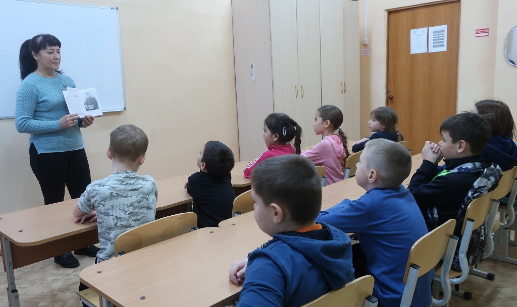 20.12.2021 Межпоселенческая библиотека знакомит с творчеством С. Михайлова